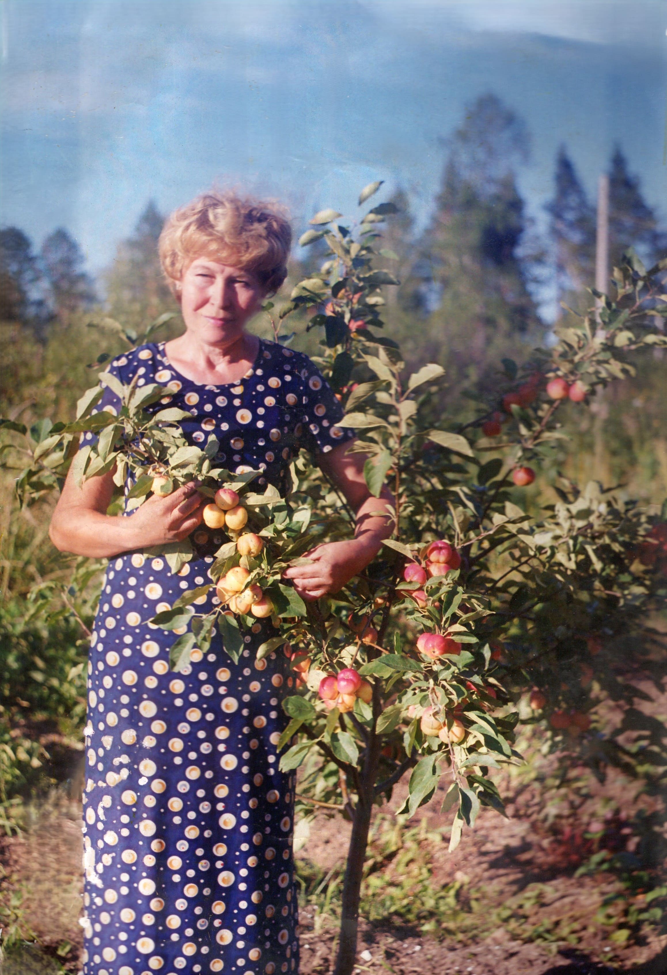 Людмила Михайловна в саду